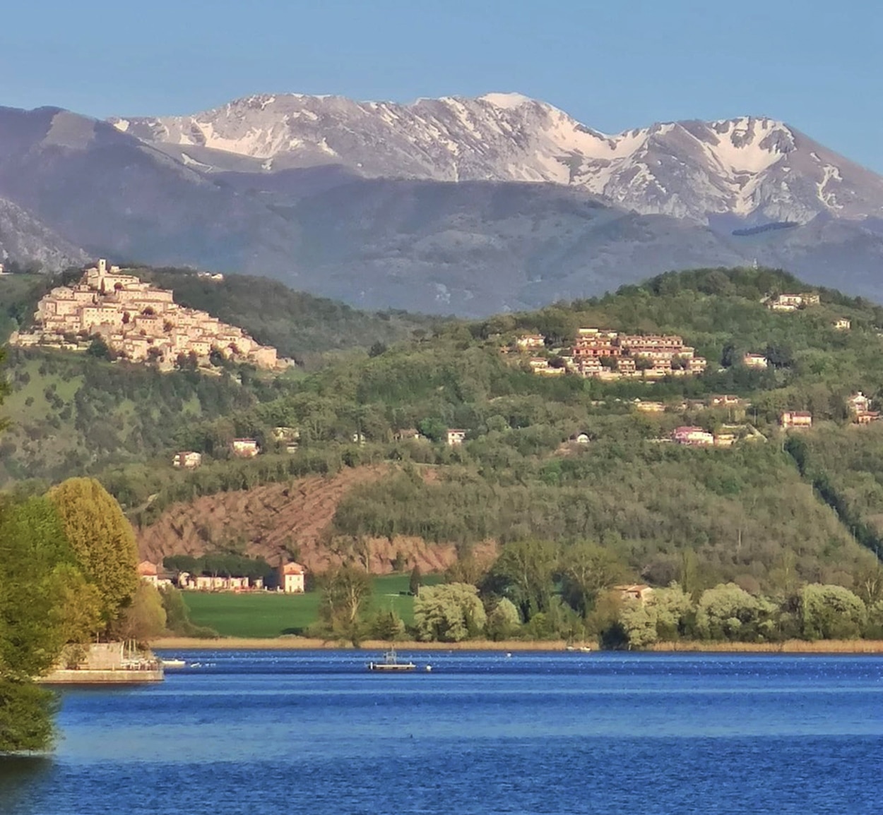 Lago di Piediluco met het dorp Labro en de berg Terminillo op de achtergrond