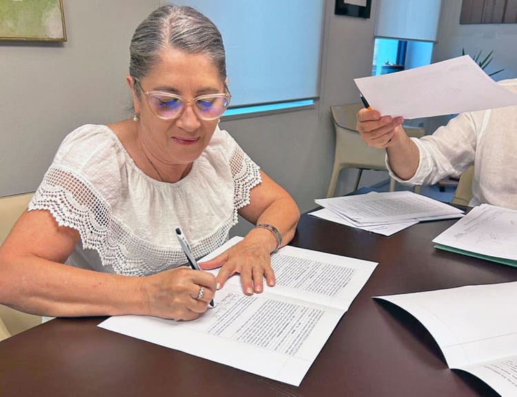 Antonella bij de ondertekening en sleuteloverhandiging bij de notaris
